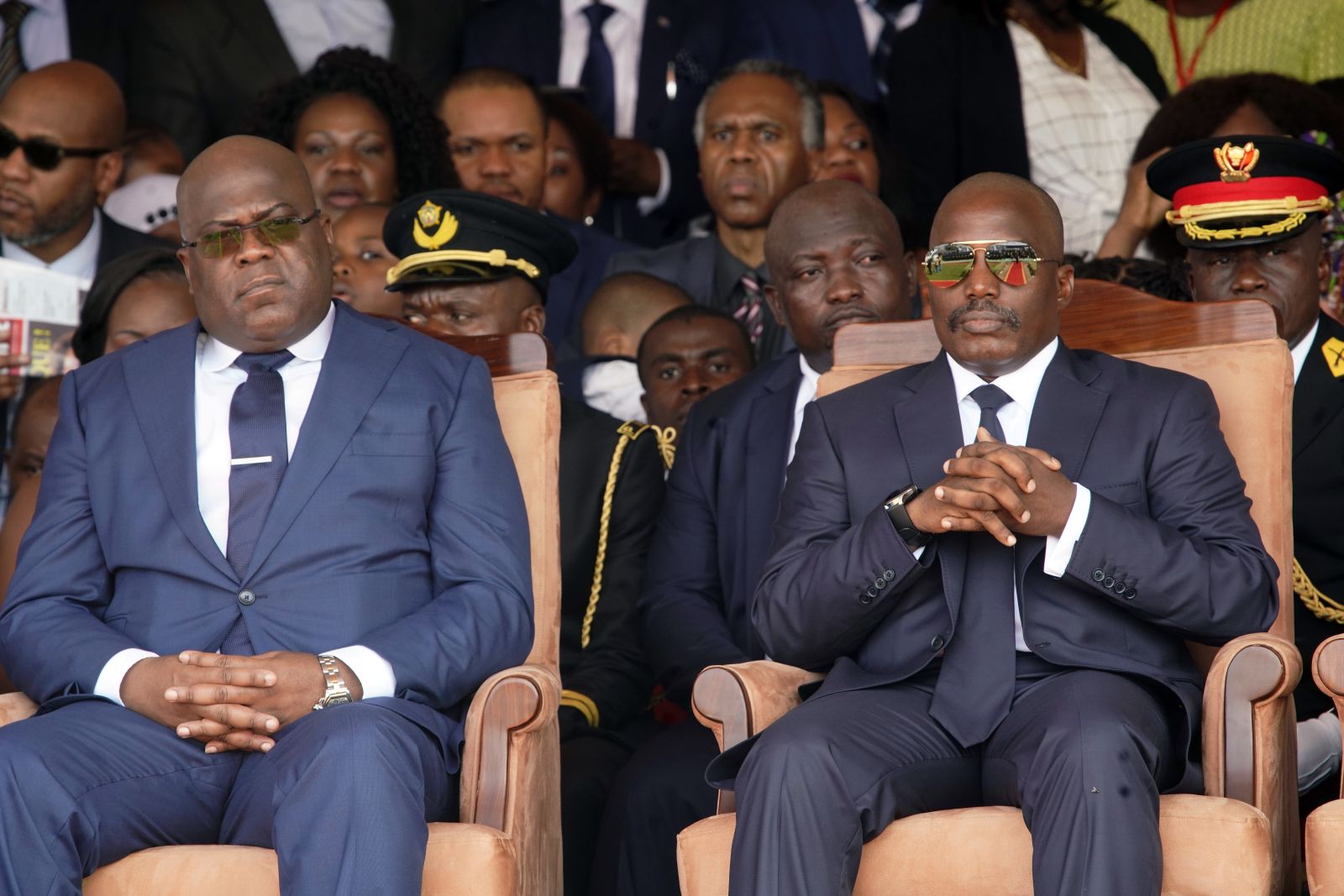 Jerome Delay/picture-alliance/AP Photo Der neue Präsident Félix Tshisekedi (links) und sein Vorgänger Joseph Kabila bei der Zeremonie zur Amtseinführung am 24. Januar in Kinshasa.