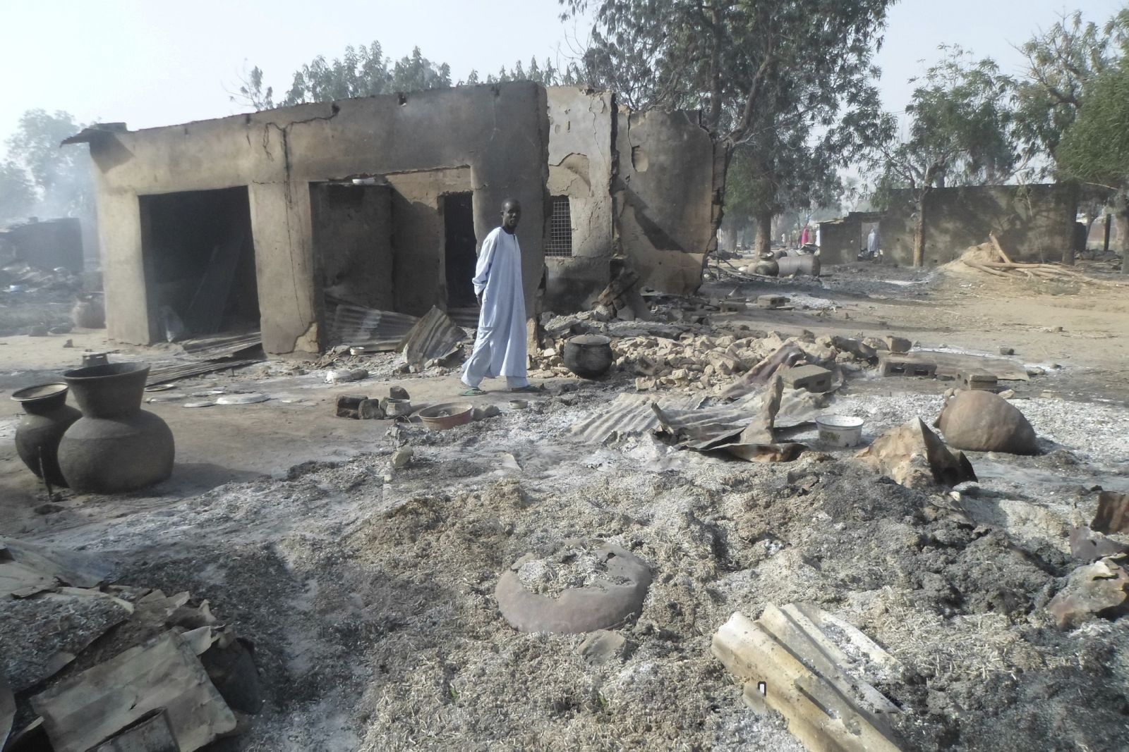 picture-alliance/AP Photo Ein von Boko Haram verwüstetes Dorf in der Nähe von Maiduguri in Nigeria: Die Terrormiliz trägt zur Destabilisierung der Tschadseeregion bei.