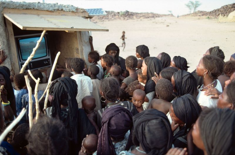 Der Fernseher in diesem Dorf in Niger wird mit Solarstrom betrieben.