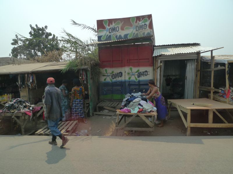 sb Für kleine und mittlere Unternehmen können innovative Finanzierungsmöglichkeiten wie Crowdfunding existenzsichernd sein: Marktstände in Lusaka, Sambia.
