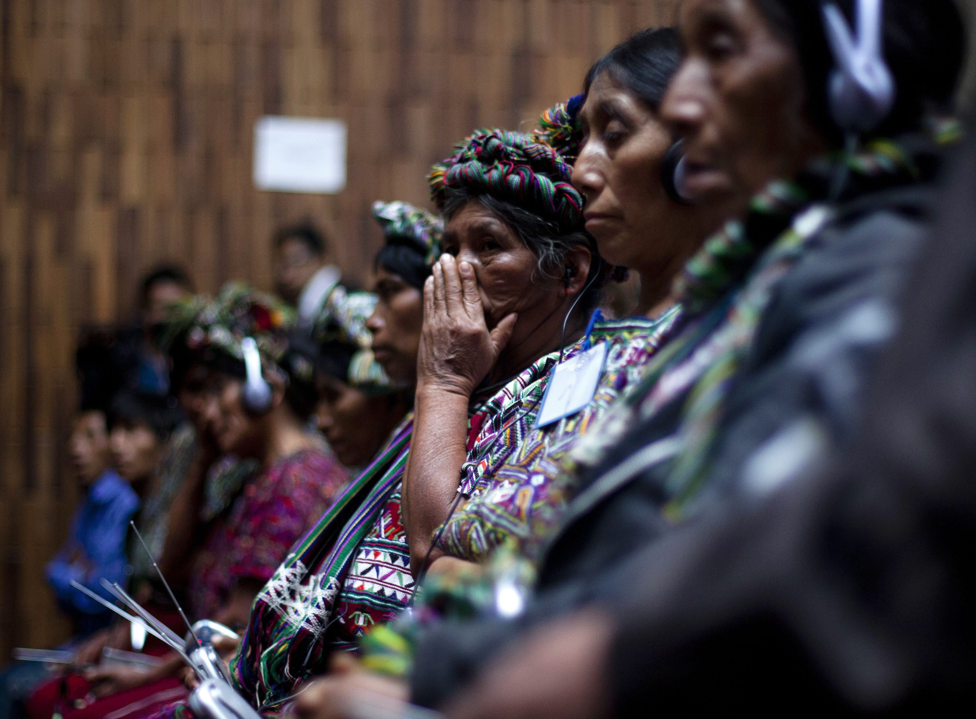 picture-alliance/dpa Ixil-Frauen während der Anhörungen beim Prozess gegen den ehemaligen Diktator Ríos Montt im März 2013 in Guatemala-Stadt.