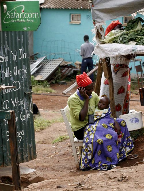 Wire/picture-alliance/dpa ie Auswertung des Gebrauchs von Mobiltelefonen, wie hier in einem Slum in Nairobi, kann dazu beitragen, Trends vorherzusagen.