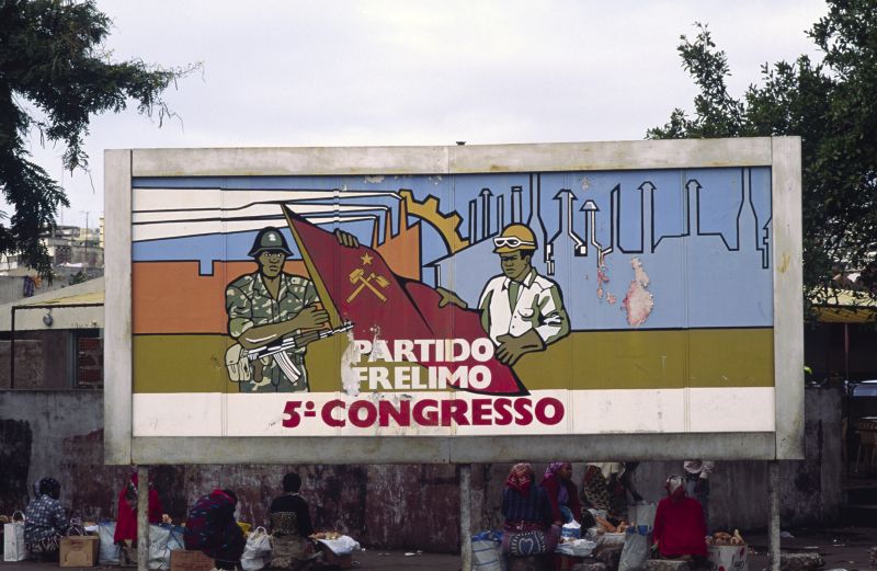 Neil Cooper/Lineair Plakat der „ewigen” Regierungspartei Frelimo in Mosambik.