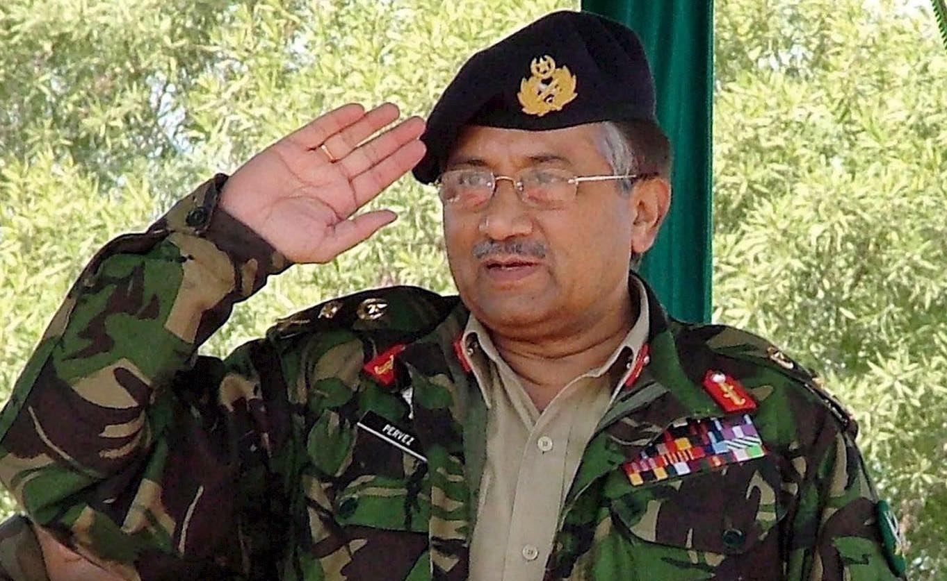 picture-alliance/dpa Staatschef Pervez Musharraf 2005 in Uniform.