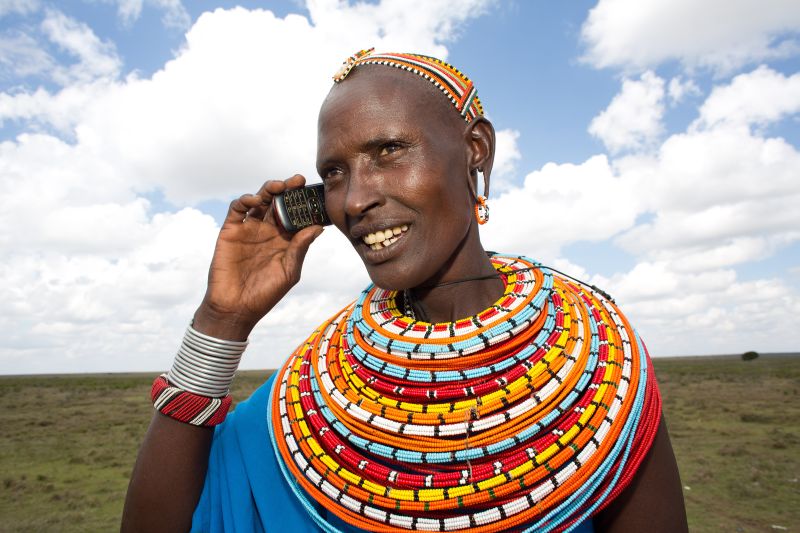 Bei der Nutzung von Mobiltelefonen und sozialen Medien werden große Mengen von Daten generiert: Handynutzer vom Samburu-Volk in Nord-Kenia.