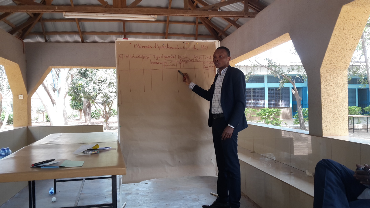 Kotitschke Arnaud Agon, AMBERO expert from Benin, presents his experiences with the operationalisation of the coaching concept at a workshop in Ouagadougou, Burkina Faso.