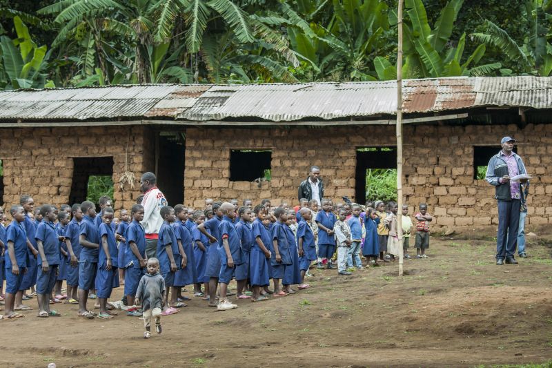 Graben/Lineair Effektive Hilfe kommt dort an, wo sie wirklich gebraucht wird: Schule in Kamerun.
