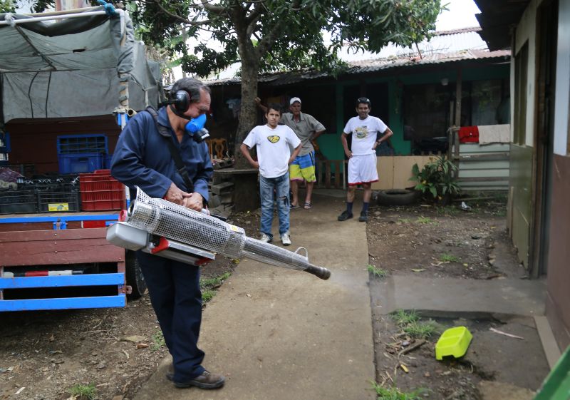 Photoshot/picture-alliance Infectious diseases transcend national borders: fighting the Zika virus in San José, Costa Rica.