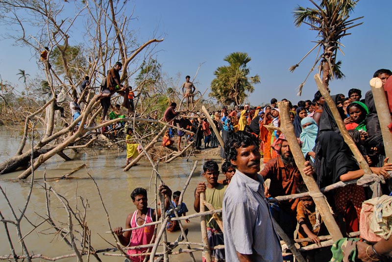 Menschen in Entwicklungsländern brauchen eher eine Absicherung gegen Naturkatastrophen als gegen Alter und Arbeitslosigkeit: Zyklon Sidr brachte eine Sturmflut mit sich, die 2007 viele Dörfer in Bangladesch zerstörte.