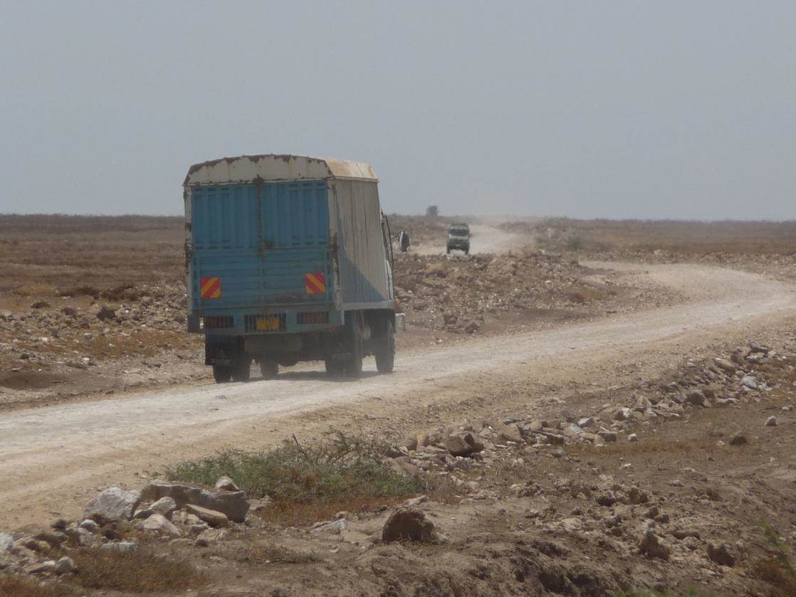 TU Berlin Afrikas Straßen sind schlecht ausgebaut: Lastwagen in Tansania 2010.