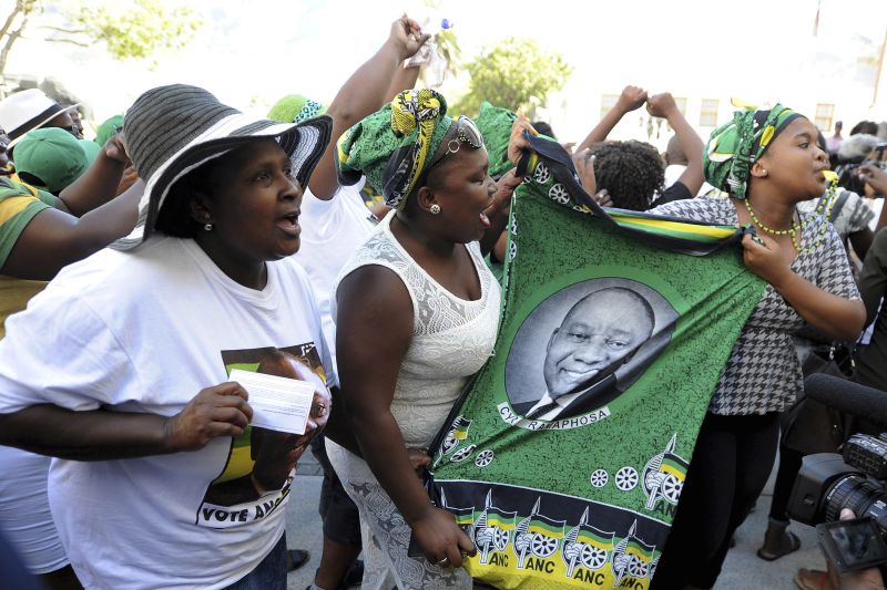 Supporters of Cyril Ramaphosa Anhängerinnen von Cyril Ramaphosa feiern seine Wahl zum Präsidenten Südafrikas. his election as president of South Africa.