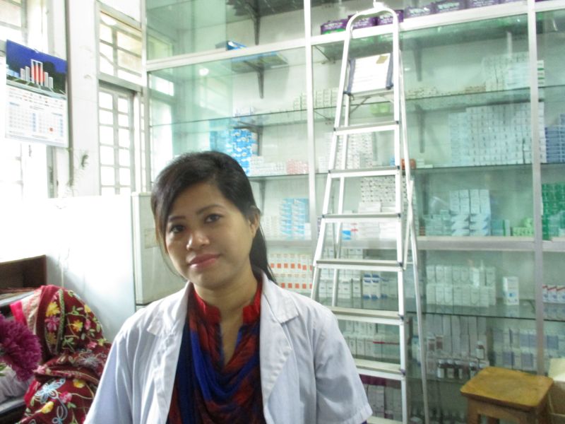 dem Um die SDGs zu erreichen, ist gute Gesundheitsversorgung nötig – und das erfordert ausreichende öffentliche Finanzierung: Apothekerin in Bangladesch.