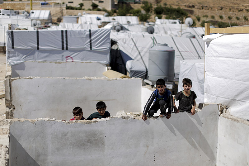 picture-alliance/AP Images Libanesische Behörden zerstörten Mauern in syrischem Flüchtlingslager – die Flüchtlinge dürfen sich nur in Zelten niederlassen.