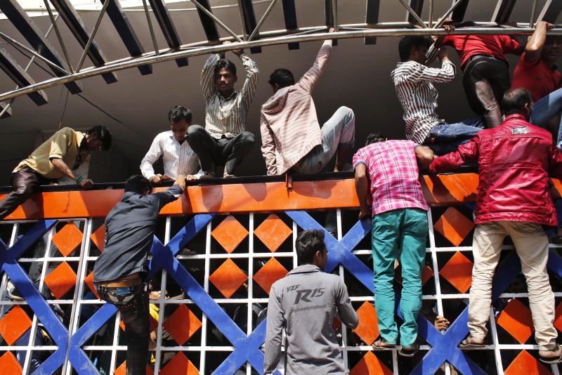 Abir Abdullah/picture-alliance/dpa Die einzige Hoffnung: Als Saudi-Arabien die Anwerbung von 10 000 Arbeitskräften ankündigte, kletterten junge Männer in Dhaka über den Zaun des Expatriate Welfare and Overseas Employment Ministry, um sind in die Bewerberliste einzutragen.
