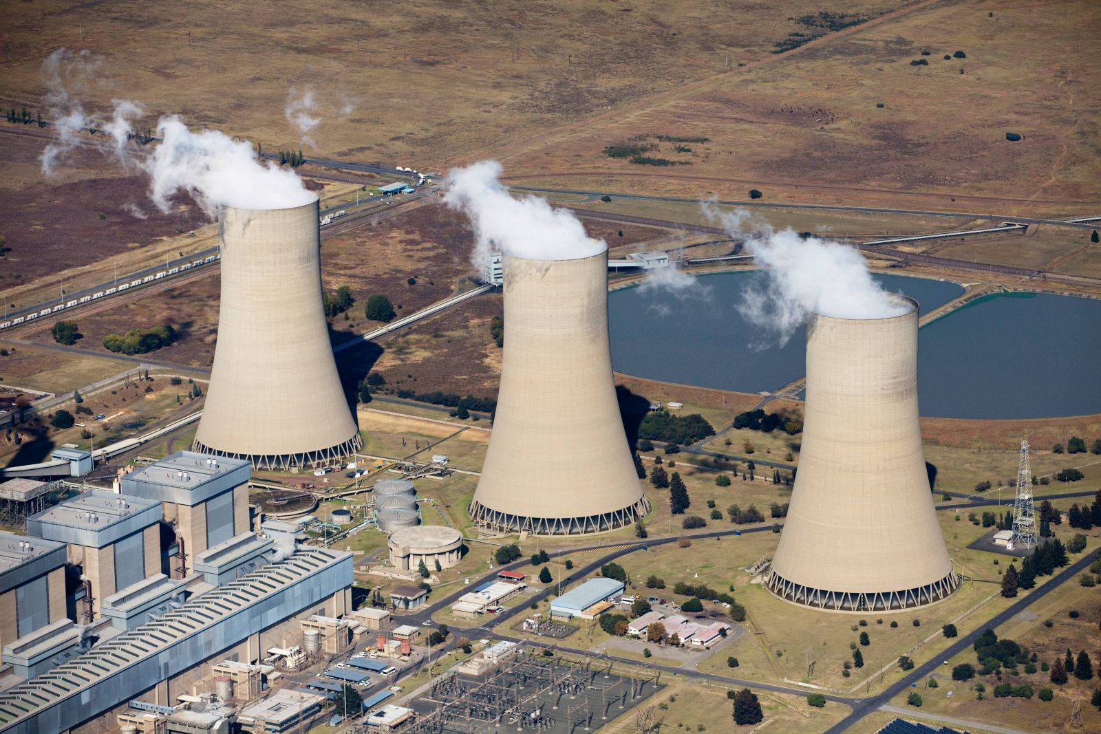 Kohlekraftwerke, wie die Lethabo Power Station in Südafrika, stoßen enorme Mengen an CO2 aus.