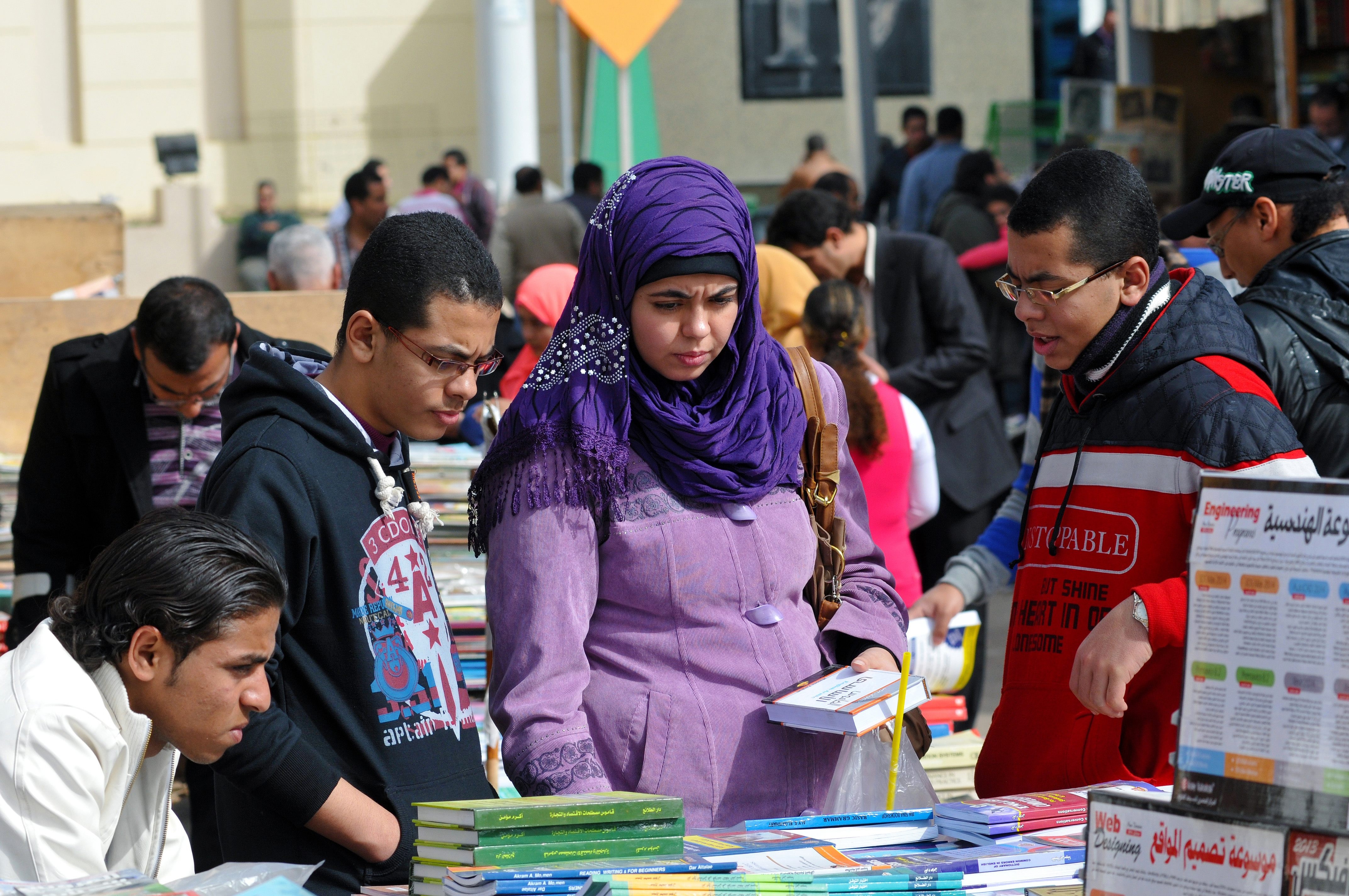Buchmesse in Kairo: Hocharabisch wird fast ausschließlich als Schriftsprache gebraucht. Im Alltag werden regionale Varianten gesprochen.