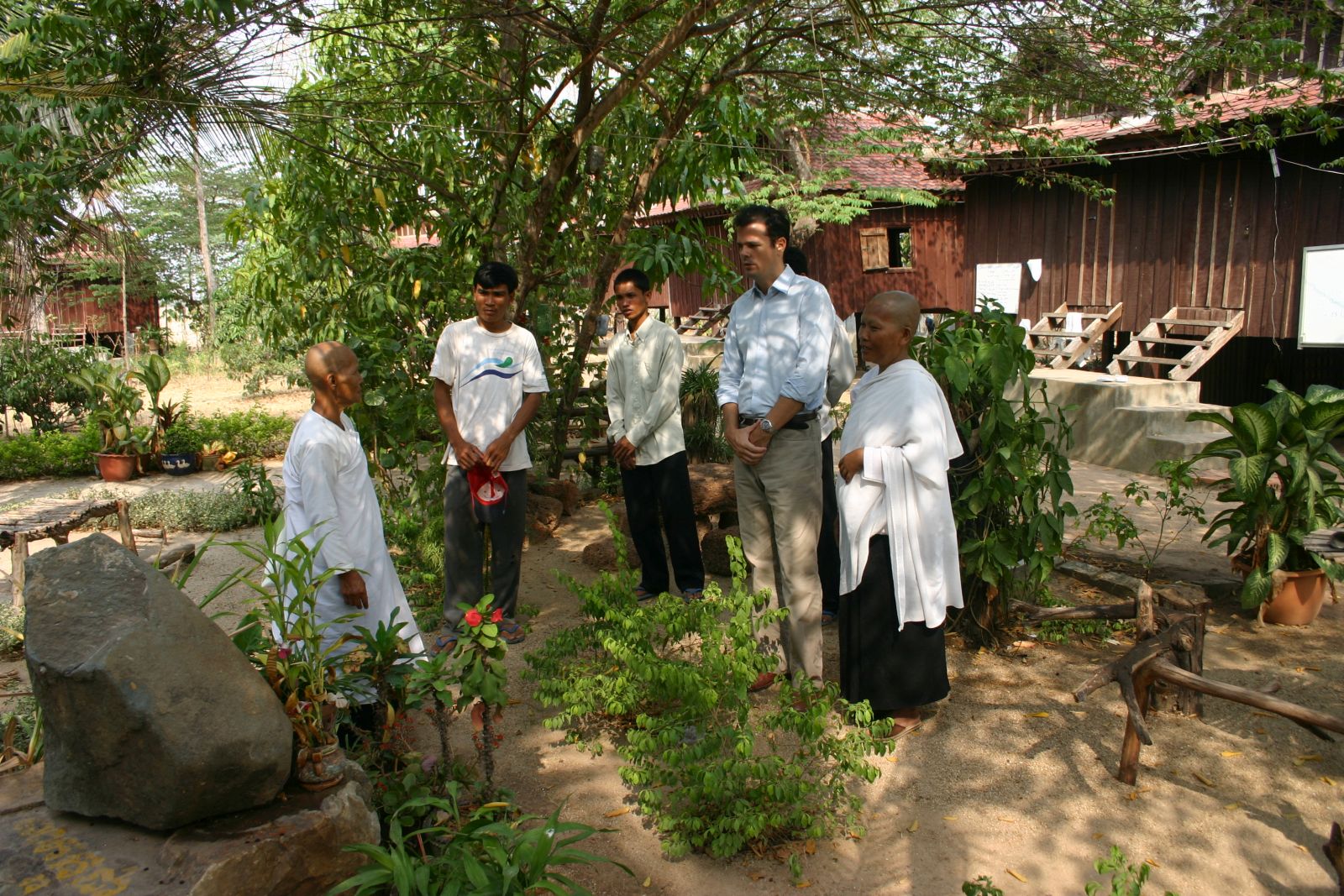 Entwicklungshelfer im Gespräch mit Projektpartnern in Kambodscha 2005.