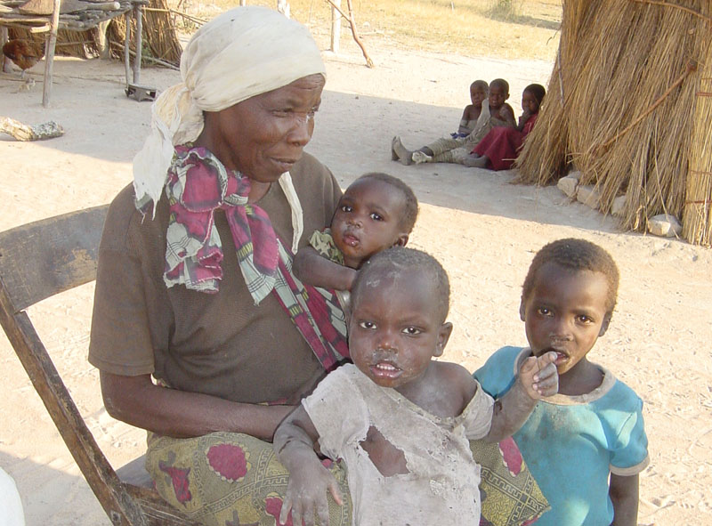 Typische Zielgruppe des Kalomo-Projekts: Großmutter mit drei Enkeln, deren Eltern an AIDS gestorben sind.