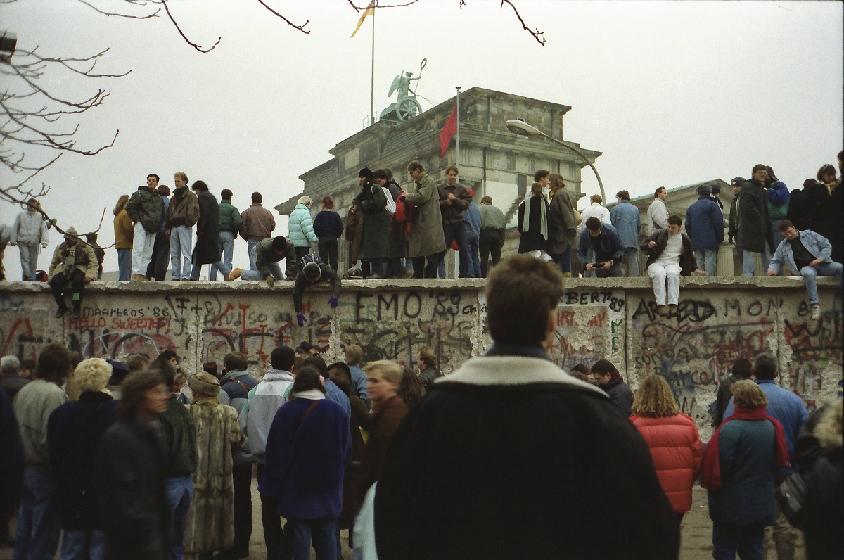 The fall of the Berlin Wall in 1989 was a turning point. picture alliance /Winter/Timeline Images