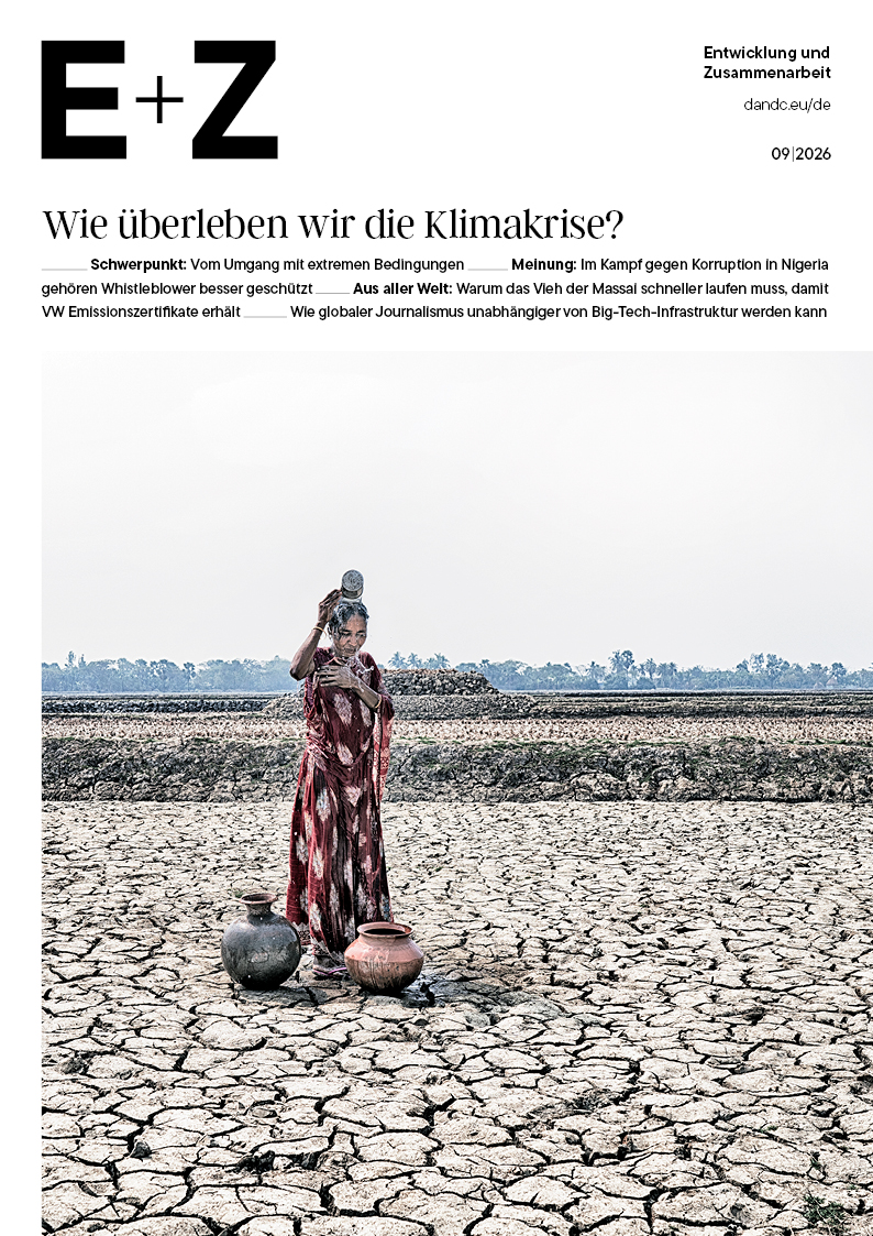 E+Z-Cover (09/2026) mit der Überschrift „Wie überleben wir die Klimakrise?“ und einem Foto einer Frau auf rissigem, ausgetrocknetem Boden neben Wasserkrügen.