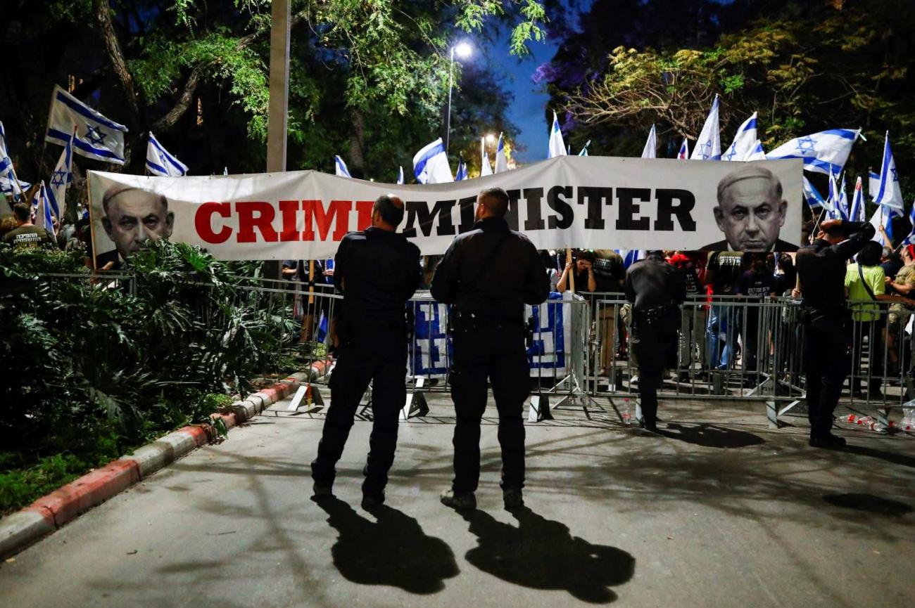 Protest in Tel Aviv gegen Schwächung des Obersten Gerichts im Sommer. (picture-alliance/REUTERS/Corinna Kern)