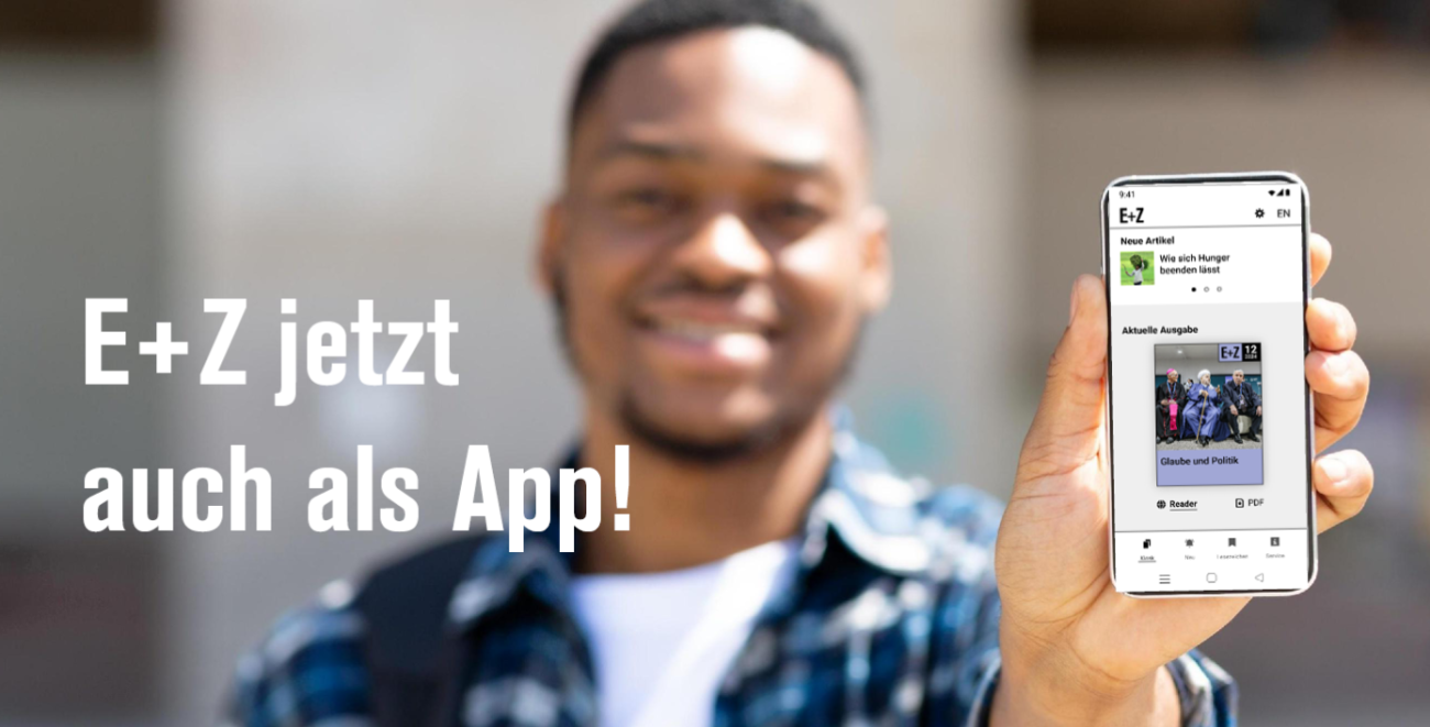 Ein Mann hält ein Smartphone mit der E+Z-App darauf in der Hand.