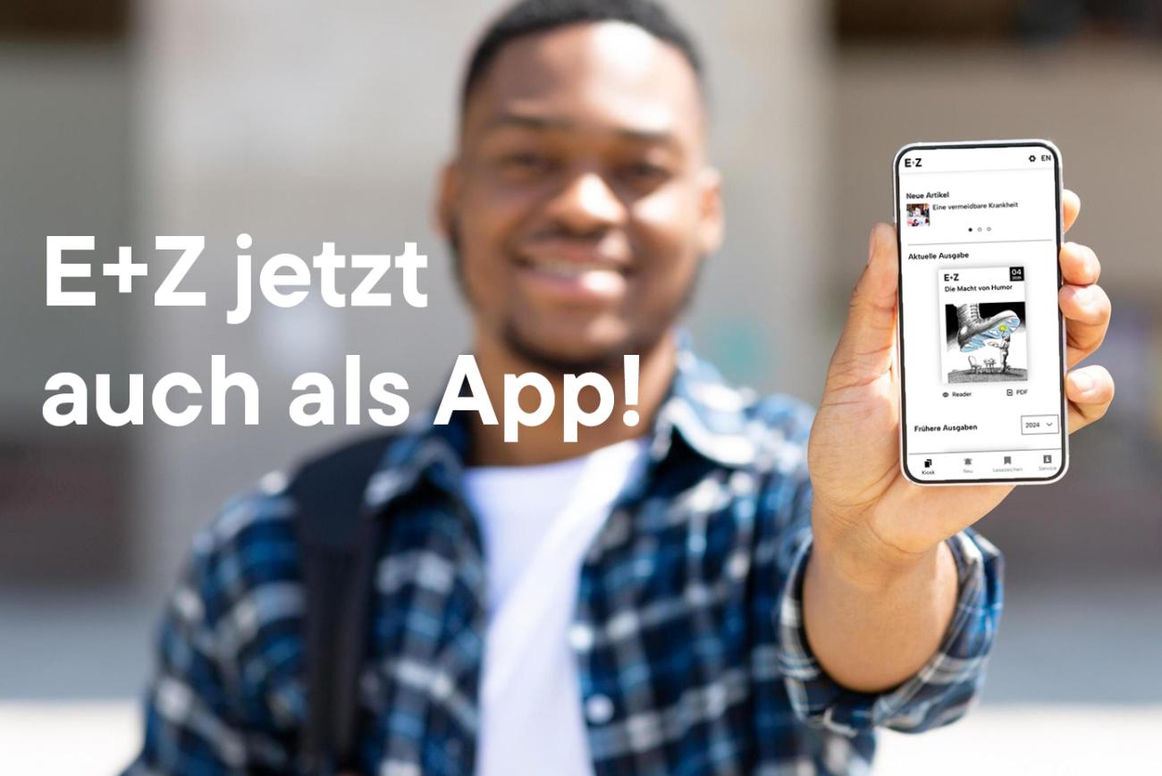 Ein Mann hält in seiner linken Hand ein Smartphone mit der E+Z-App darauf.