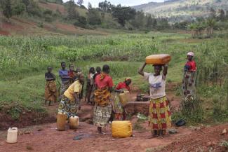 Wasserholen ist eine der Aufgaben burundischer Bäuerinnen.