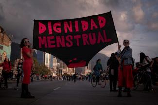 picture-alliance/ZUMAPRESS.com/Perla Bayona Dignity in menstruation is demanded throughout Latin America, as it is here in Colombia.