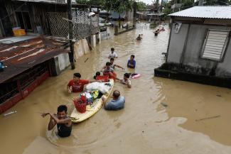 picture alliance / EPA | ROLEX DELA PENA Der Taifun Noru verursachte 2022 in der Provinz Bulacan auf den Philippinen heftige Überschwemmungen.