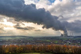 picture-alliance/Jochen Tack OECD members have failed to reduce carbon emissions sufficiently: coal-fired power station near Cologne.