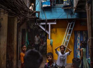 Slumgasse in Mumbai: Arme Kinder wurden in der Pandemie weitgehend vernachlässigt.