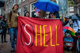 Studierende demonstrieren in Amsterdam gegen Shell. 