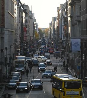 Berliner  Innenstadtverkehr: Am Lenkrad verarbeiten Menschen komplexe Informationen.  