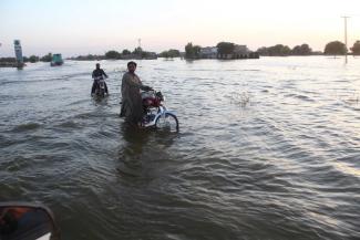 „Eine Volkswirtschaft, die externe Schocks wie wiederkehrendes Extremwetter nicht verkraftet, ist nicht stabil“: Hochwasser in Pakistan 2022. 