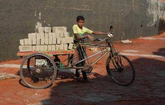 In bengalischen Ziegeleien rackern häufig Minderjährige.