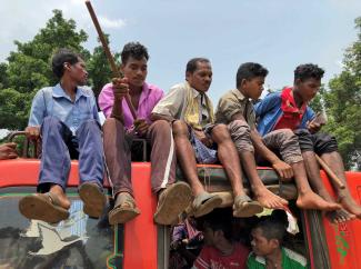 Erfolgreiche Kampagne: Angehörige der Dongria Kondh bei der Anreise zu einer Demonstration gegen Bauxitbergbau im indischen Bundesstaat Odisha. 