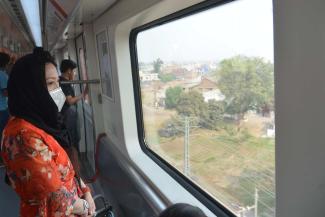 Chinesische Darlehen haben Infrastrukturvorhaben ermöglicht: Metro-Passagierin in Lahore. 