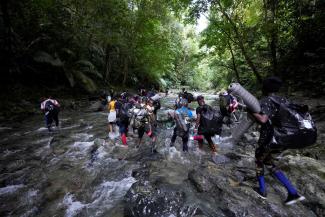 picture-alliance/ASSOCIATED PRESS/Fernando Vergara Migrant*innen durchqueren den gefährlichen Dschungel zwischen Kolumbien und Panama.