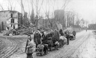 picture-alliance/akg-images Flucht aus den deutschen Ostgebieten vor den vorrückenden Truppen der Roten Armee im Frühjahr 1945.