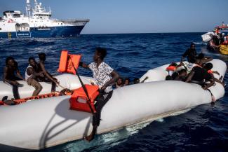 Wer auf dem Weg nach Europa ertrinkt, gilt vielen nicht mehr als Opfer: Rettungseinsatz von Ärzte ohne Grenzen auf dem Mittelmeer. 