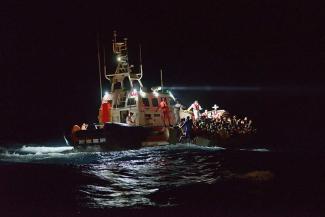 Italienische Küstenwache rettet Flüchtende im Mittelmeer. 