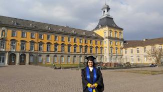 picture-alliance/Zoonar/Stefan Ziese Die Autorin vor dem Hauptgebäude der Universität Bonn.