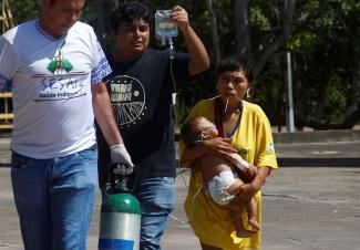 Ein krankes Yanomami-Baby wird in den Armen seiner Mutter aus dem Yanomami-Gebiet nach Boa Vista, Hauptstadt des Staates Roraima, geflogen. Die neue brasilianische Regierung rief einen Gesundheitsnotstand für die Yanomami aus.  