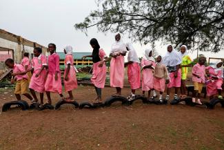 Mädchen auf einem Schulhof in Nigeria.