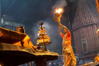 Arti-Zeremonie 2019 in Benares: Das hinduistische Ritual kommt in Krupa Ges Buch mehrfach vor.  