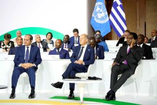 picture-alliance/EPA/Lewis Joly/POOL Bundeskanzler Olaf Scholz mit Ägyptens Präsident Abdel Fattah el-Sissi (links) und Sambias Präsident Hakainde Hichilema (rechts) beim Gipfel zu Entwicklungsfinanzierung in Paris am 23. Juni 2012.