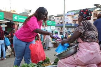 Verteilung kostenloser Menstruationsprodukte an Frauen in Kiambu, Kenia.