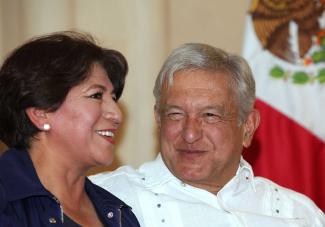 picture-alliance/AP Photo/Marco Ugarte Delfina Gómez, the first female governor of Edomex, with President Andrés Manuel López Obrador.