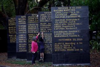 Das Bantayog ng mga Bayani (Heldendenkmal), ein Denkmal in Quezon City zu Ehren der Opfer der Diktatur des ehemaligen Präsidenten Ferdinand Marcos. 